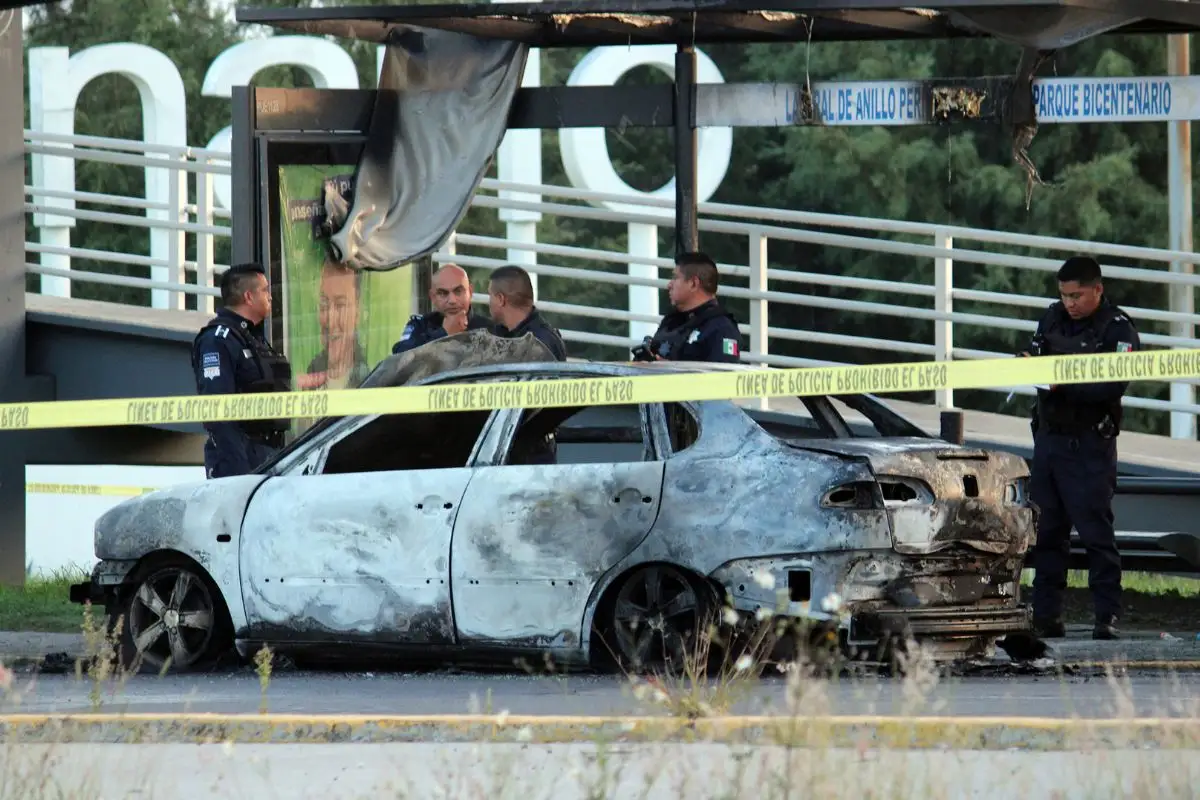 Dejan dos cuerpos en auto incendiado en Periférico Ecológico