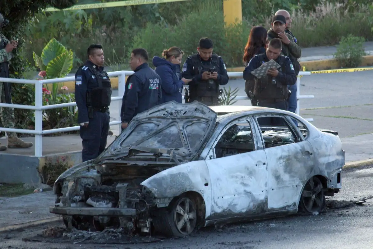 Dejan dos cuerpos en auto incendiado en Periférico Ecológico