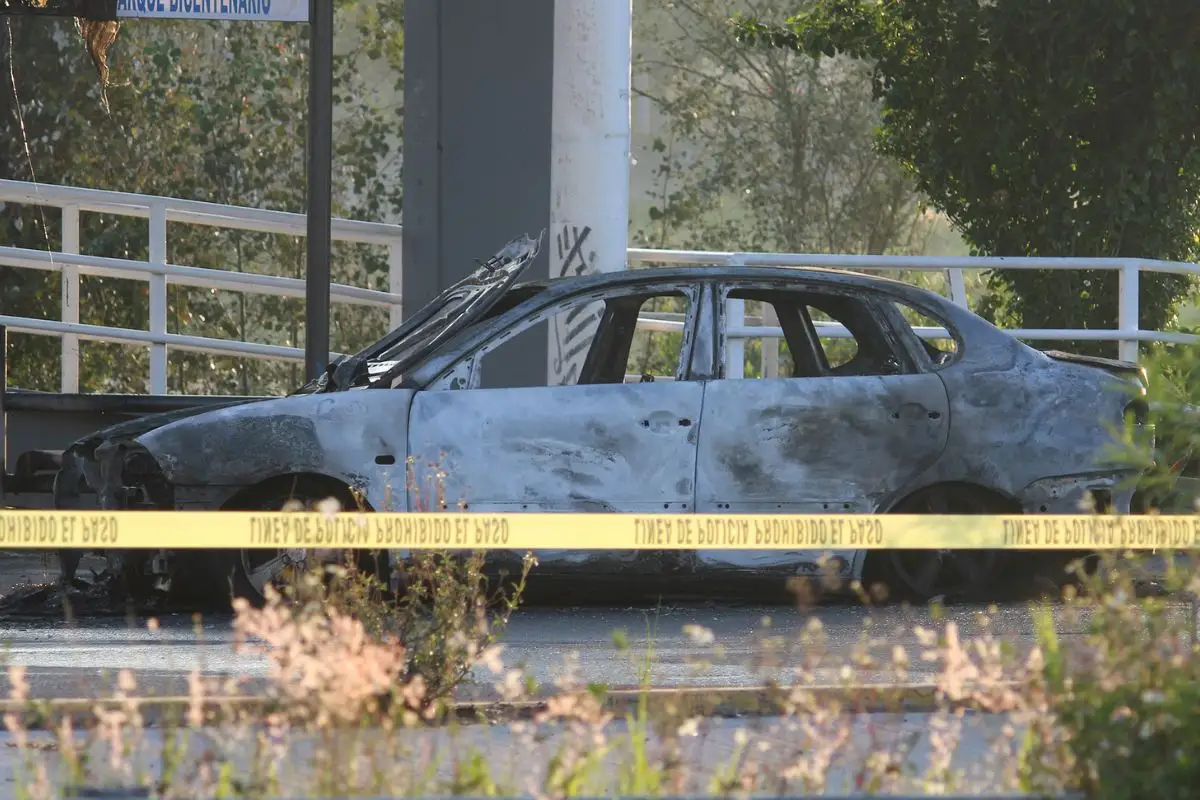 Dejan dos cuerpos en auto incendiado en Periférico Ecológico
