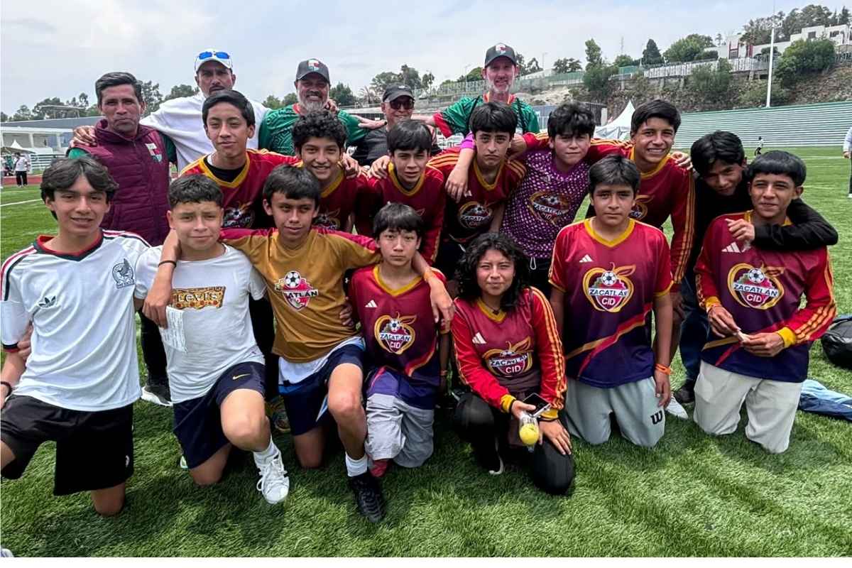 Bety Sánchez lleva a adolescentes de Zacatlán a convivir con estrellas del futbol como Cuauhtémoc Blanco, Ricardo La Volpe, Oribe Peralta y muchos más