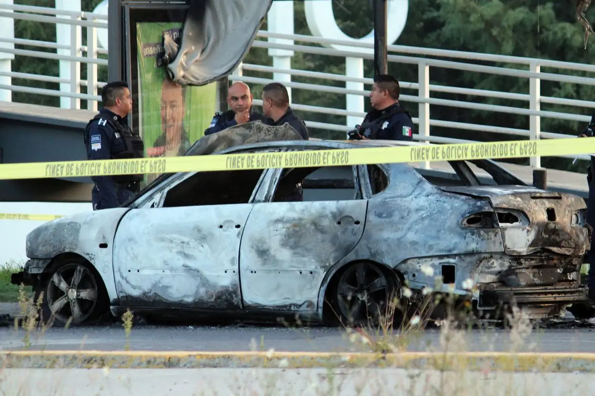 Era solo un cuerpo calcinado en el Periférico dentro de auto