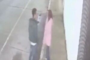 Captan a sujeto golpeando a su pareja en San Felipe Hueyotlipan