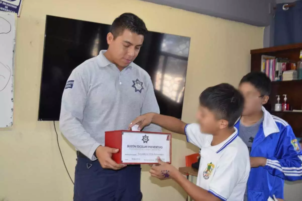 Con Buzon Rojo Tonantzin Fernandez fortalece la prevencion en escuelas de San Pedro Cholula 4