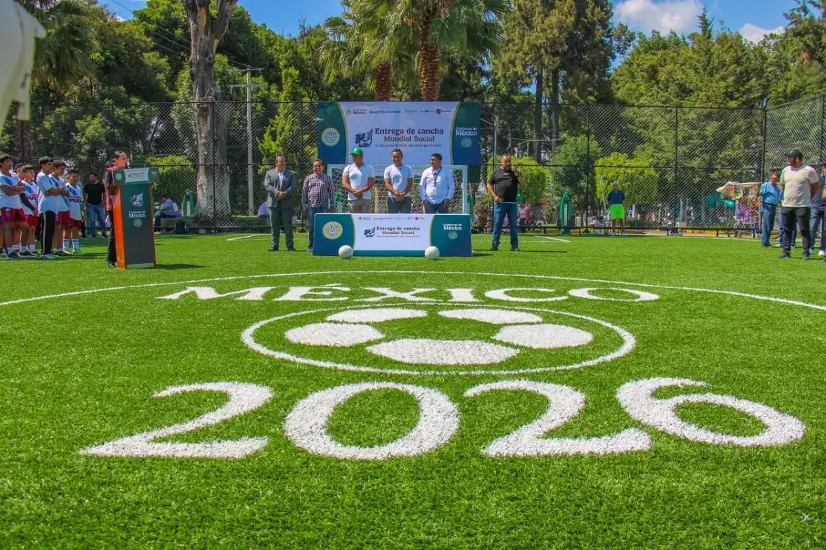 Con respaldo del gobierno federal y estatal, Roberto Solís inaugura cancha de fútbol en el zócalo de Huejotzingo