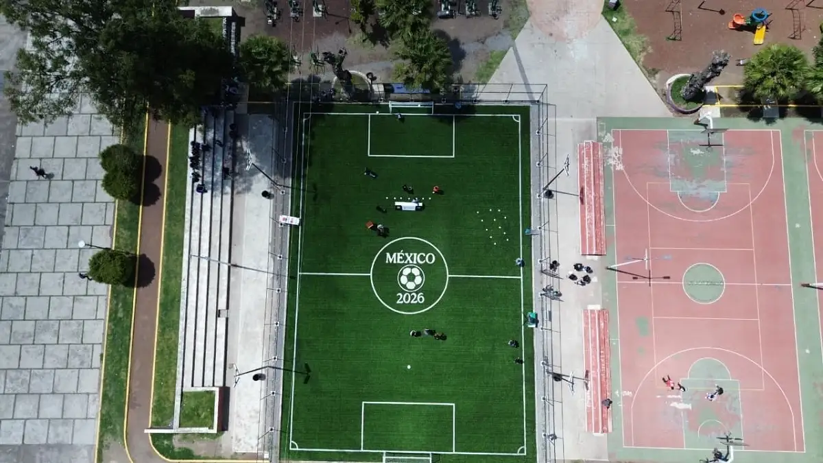 Con respaldo del gobierno federal y estatal, Roberto Solís inaugura cancha de fútbol en el zócalo de Huejotzingo