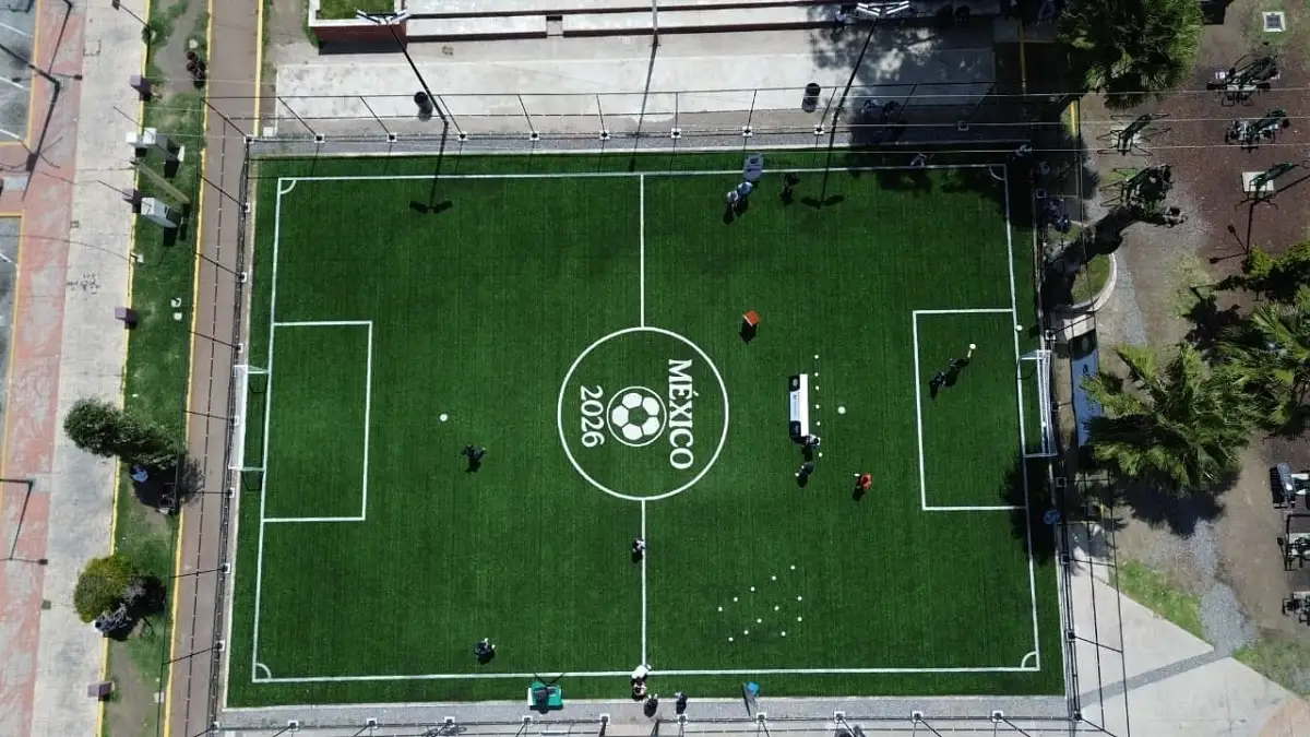 Con respaldo del gobierno federal y estatal, Roberto Solís inaugura cancha de fútbol en el zócalo de Huejotzingo
