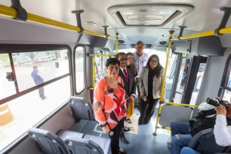 Gobierno estatal cumple compromiso y entrega nuevas unidades a transportistas; impulsa movilidad segura