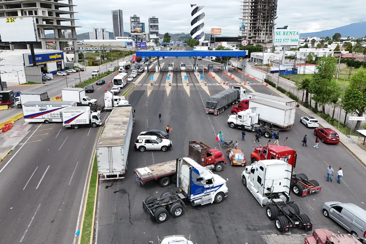 Transportistas desquician la autopista a Atlixco y la Puebla-México
