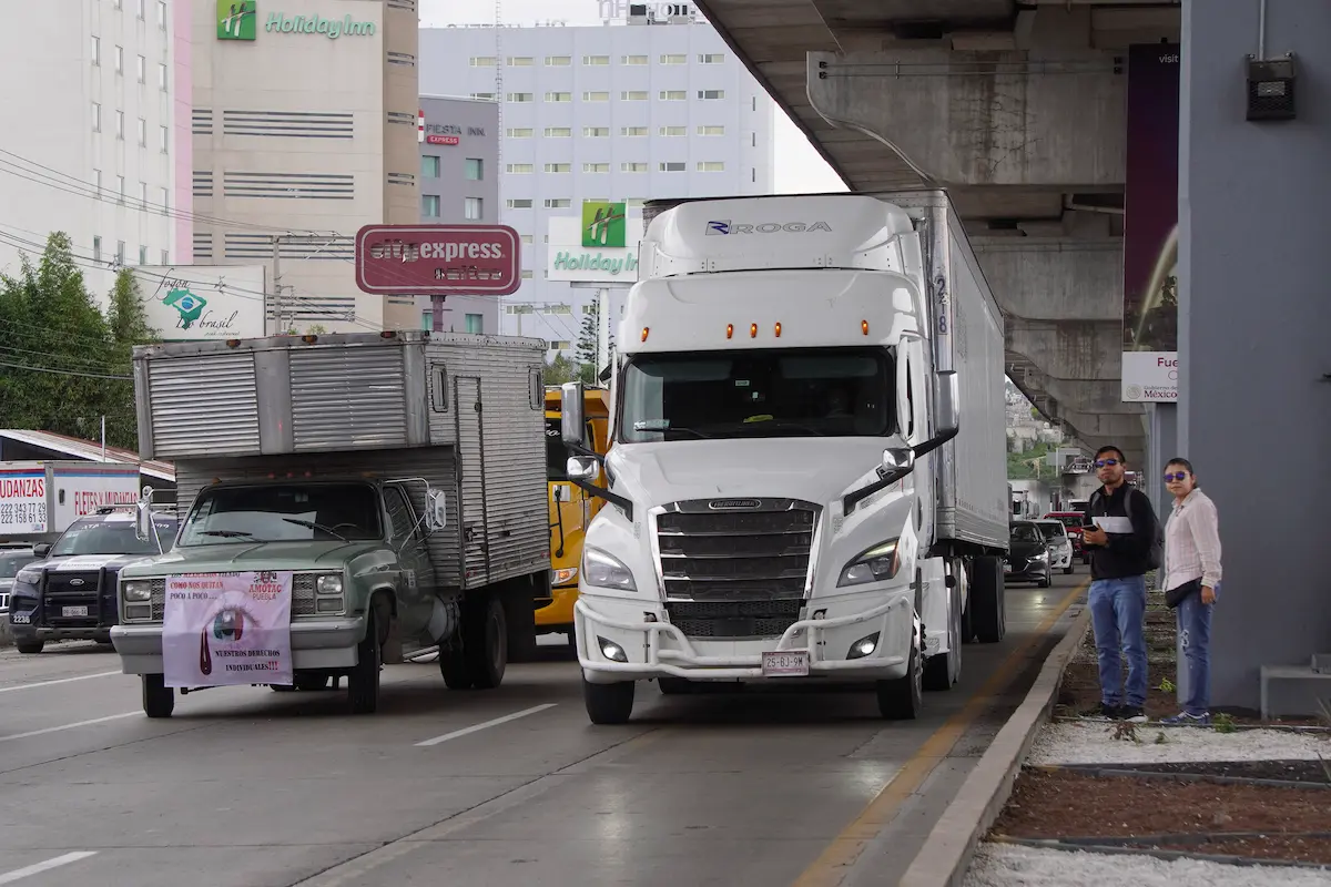 Transportistas desquician la autopista a Atlixco y la Puebla-México