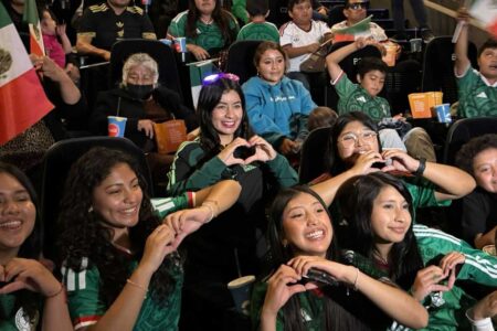 Gaby Sánchez invita a estudiantes y colonos a ver el México vs Chequia en cine