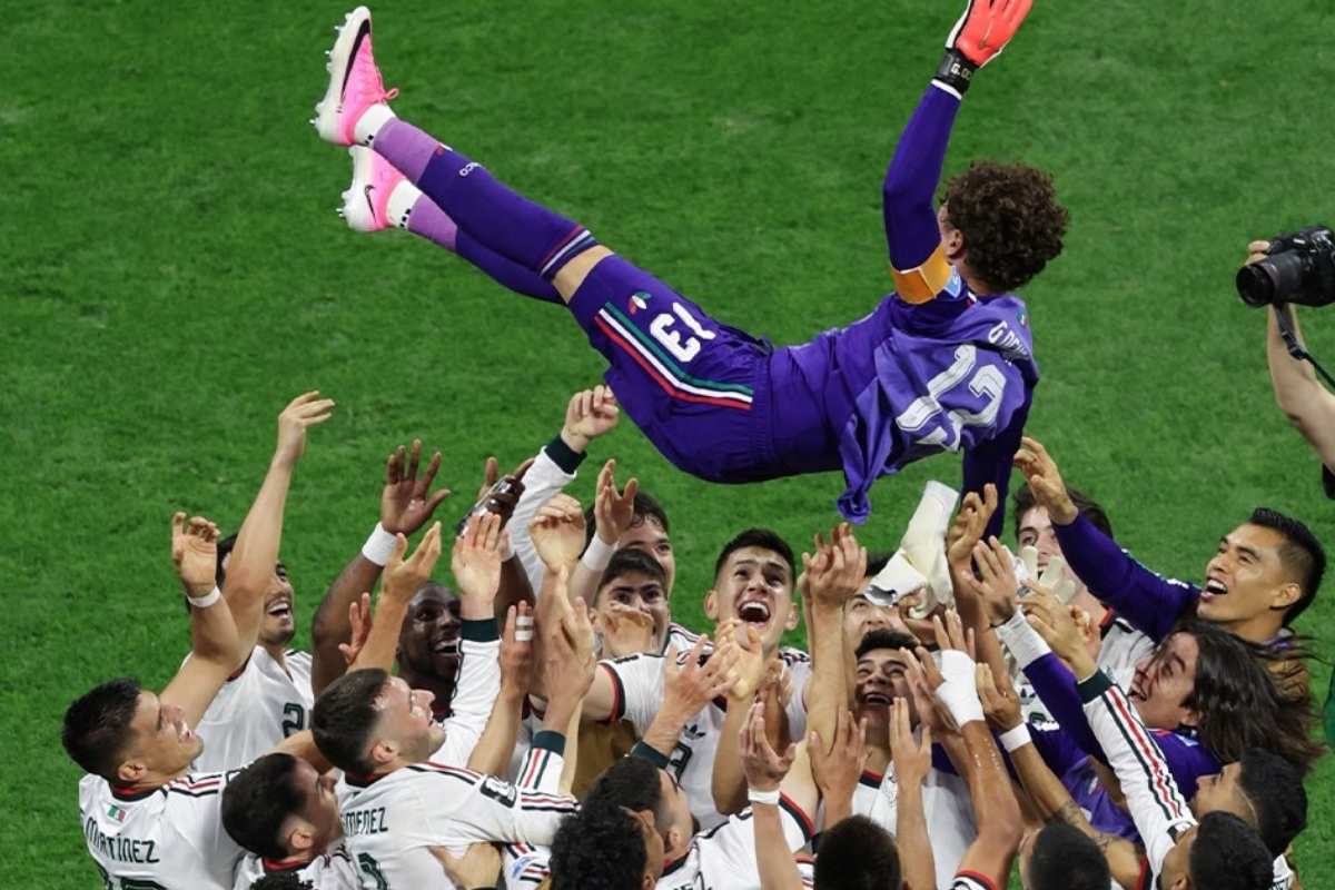 festejos por la victoria 3 a 0 de México