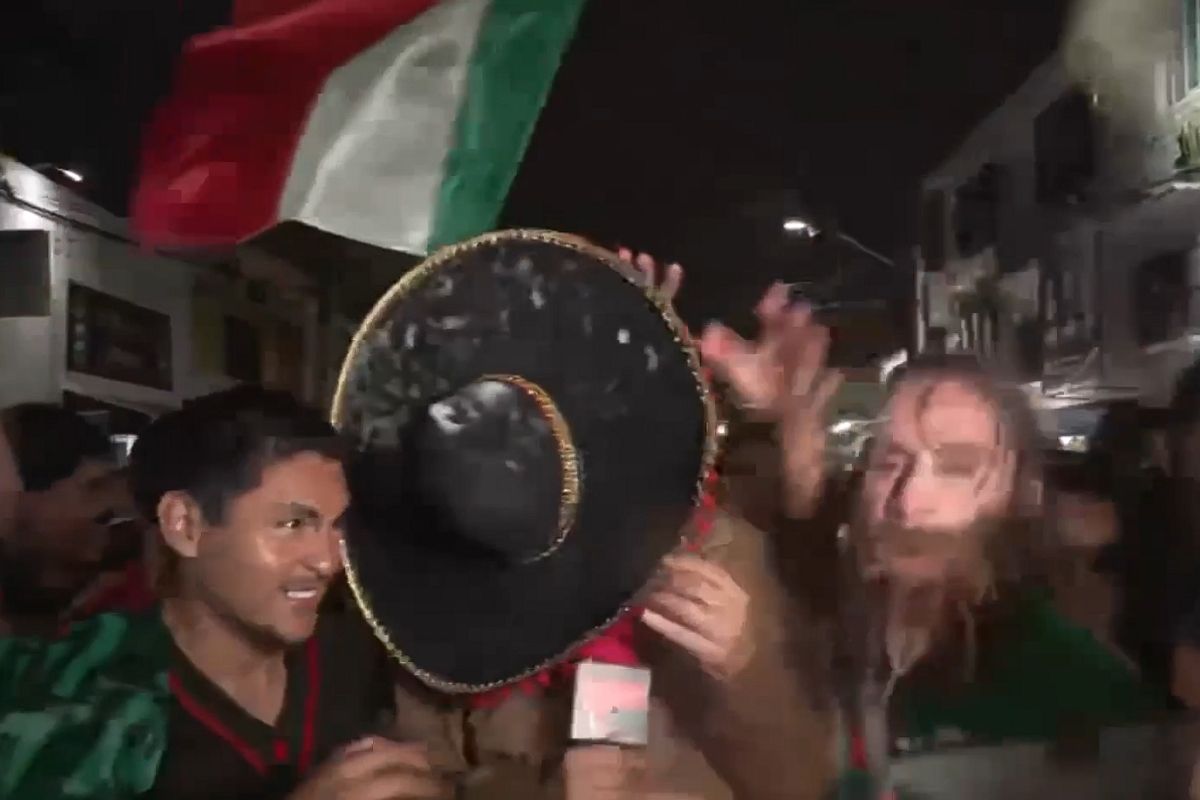 festejos por la victoria 3 a 0 de México (3)