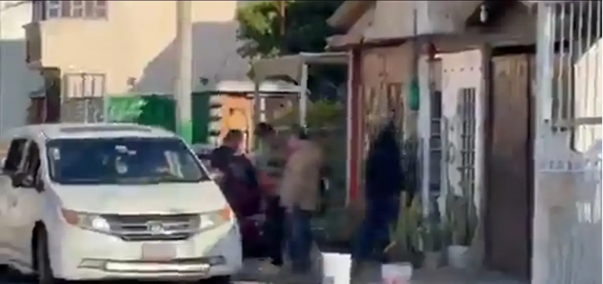 Hombre toma a su familia como rehenes en Tecámac
