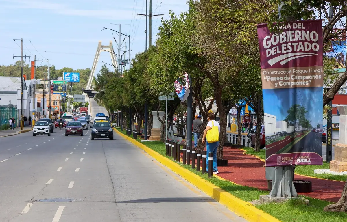 Con maquinaria propia y respaldo federal, gobierno estatal transforma vialidades en Puebla