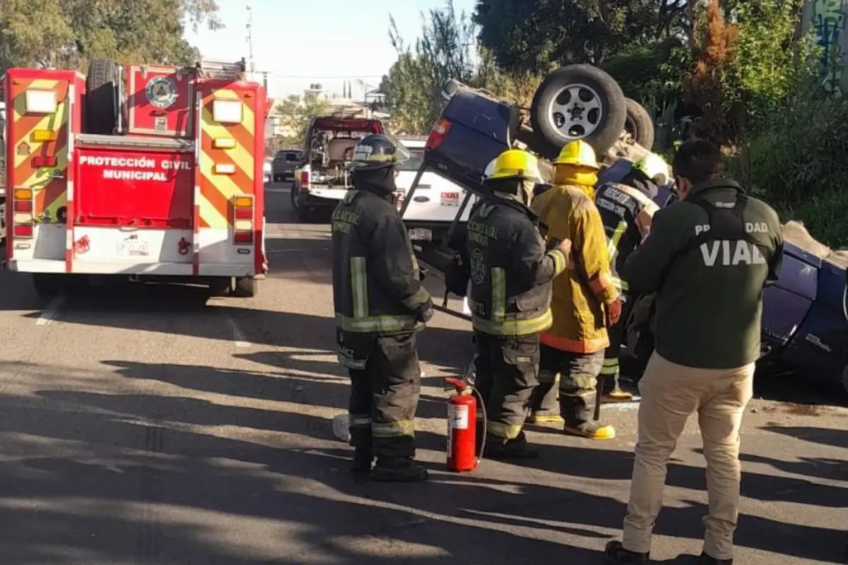 Volcadura en la México-Puebla deja tres personas heridas