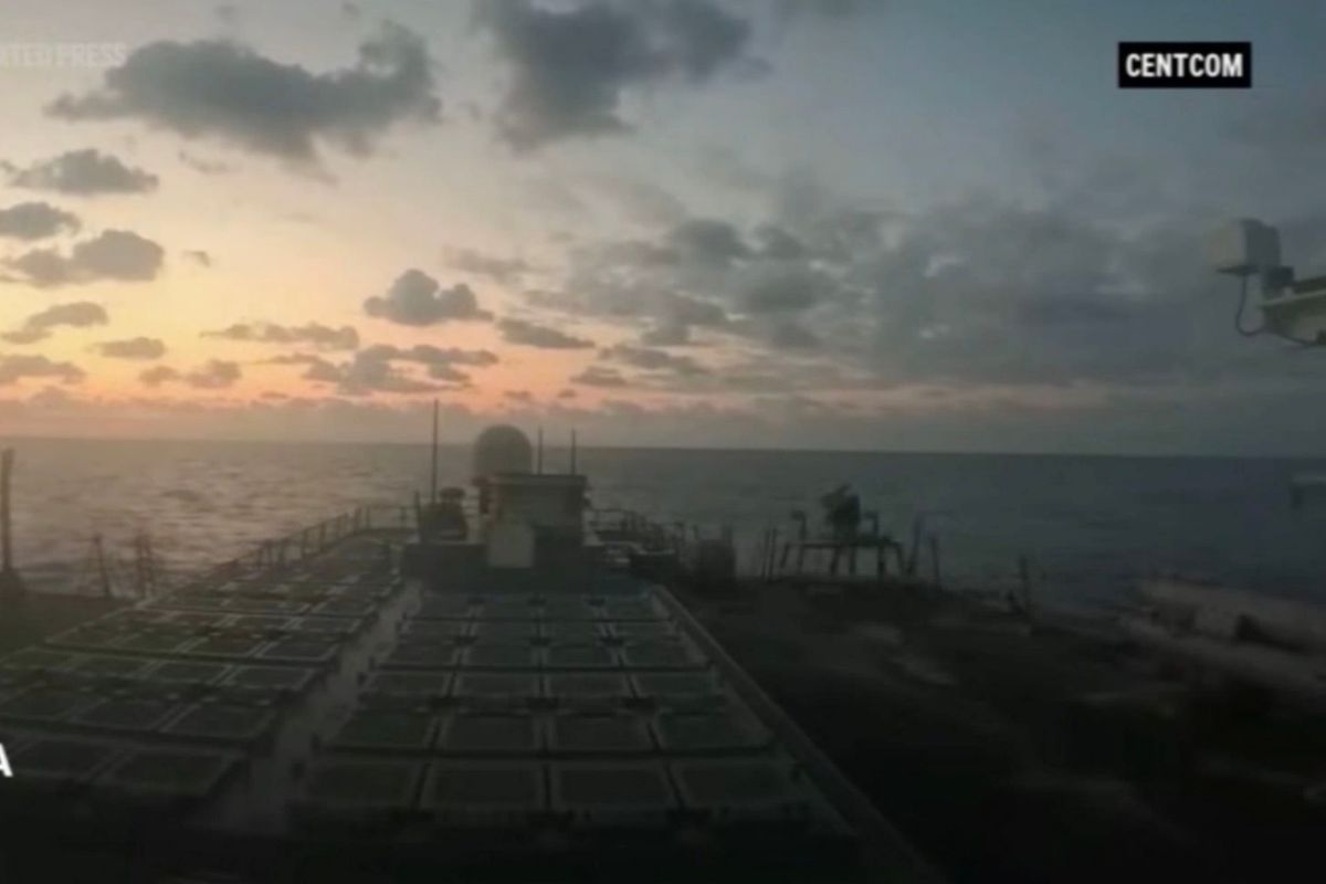 Estados Unidos bombardea Irán tras ataque a buque en el estrecho de Ormuz