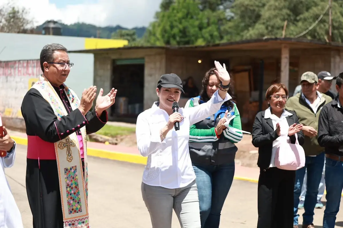 Bety Sánchez le cumple a Tlatempa y entrega la rehabilitación de su camino principal