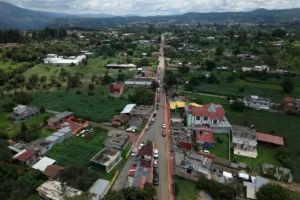 Bety Sánchez le cumple a Tlatempa y entrega la rehabilitación de su camino principal