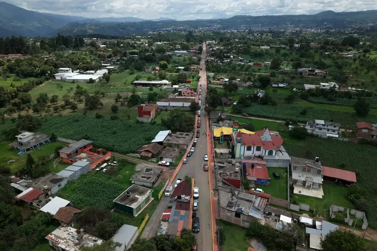 Bety Sánchez le cumple a Tlatempa y entrega la rehabilitación de su camino principal