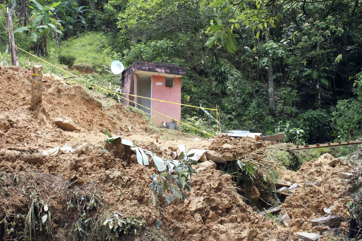 Armenta acude a Eloxochitlán para apoyar a familias afectadas por lluvias en la Sierra Negra de Puebla