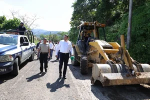 Gobierno estatal despliega maquinaria y apoyos sociales para atender emergencia en la Sierra Negra