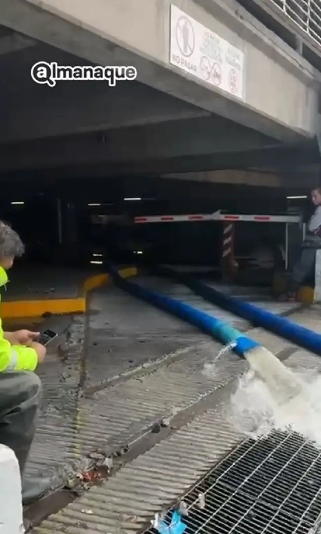 Mi coche sigue bajo el agua por inundación en el estacionamiento de San Francisco