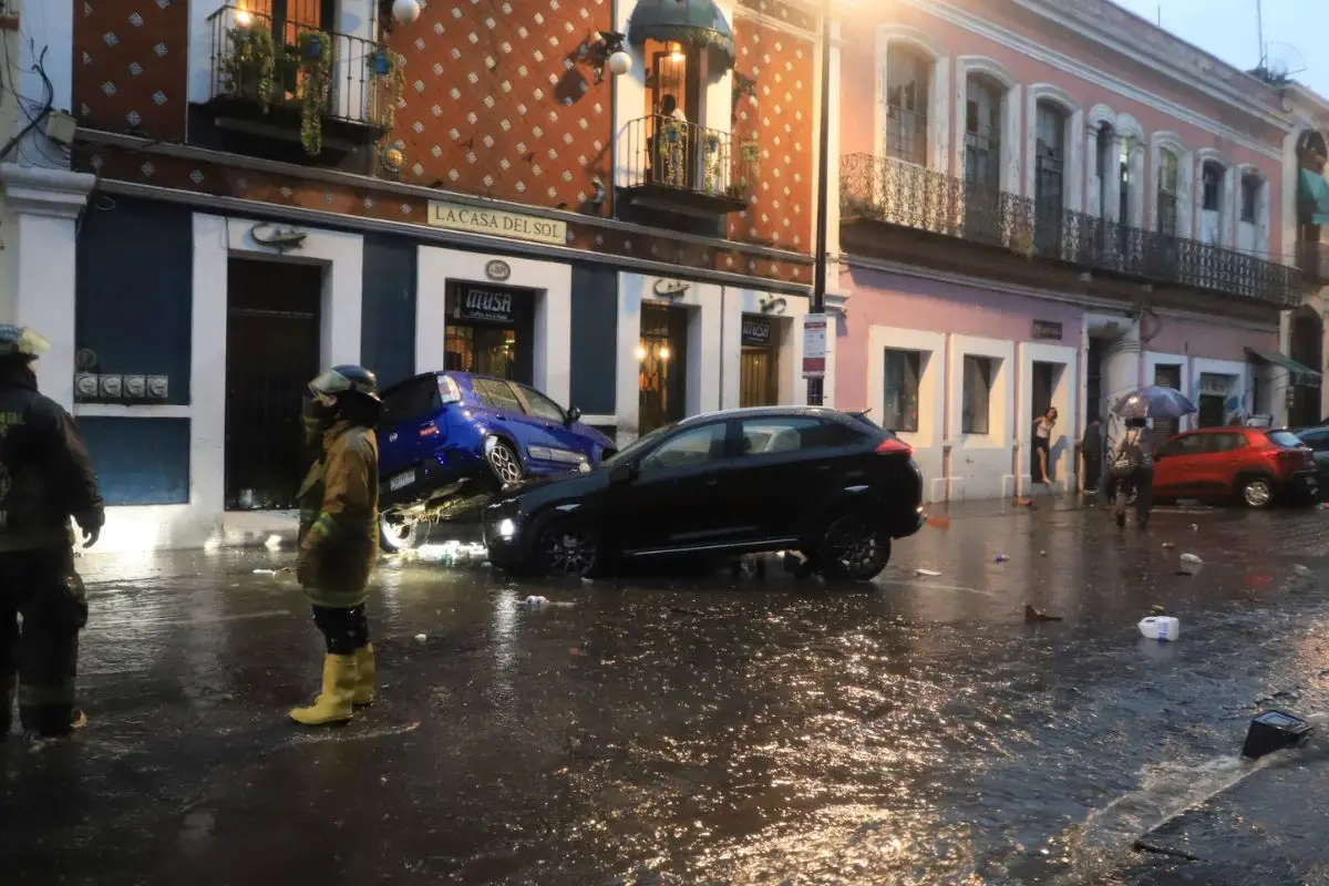 Armenta ofrece apoyos a afectados por la lluvia en Puebla