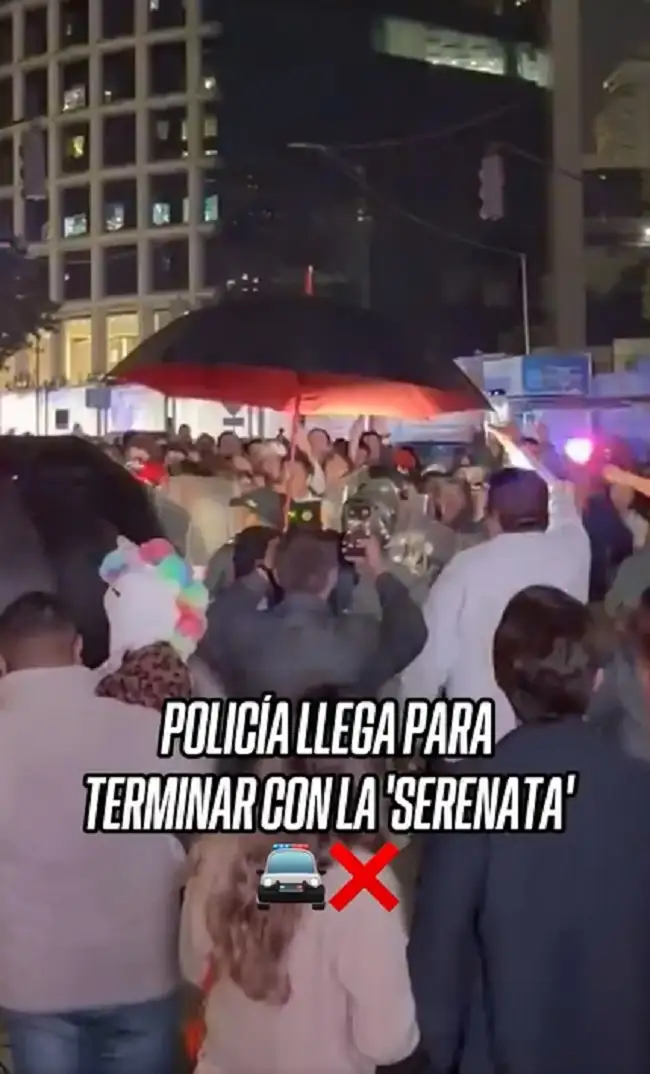 Aficionados hacen fiesta afuera del hotel de Ecuador