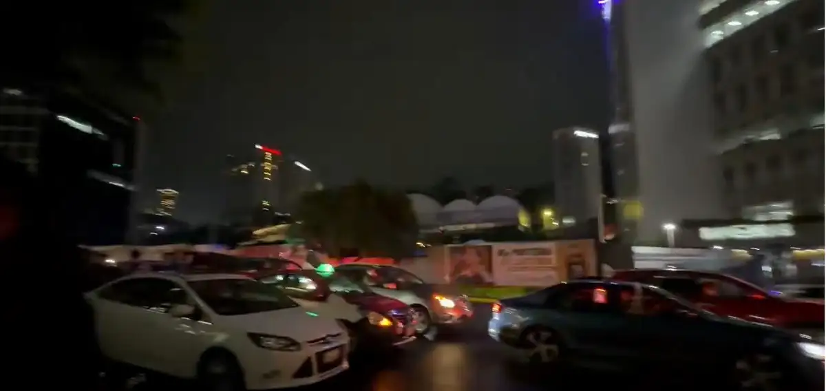 Aficionados hacen fiesta afuera del hotel de Ecuador