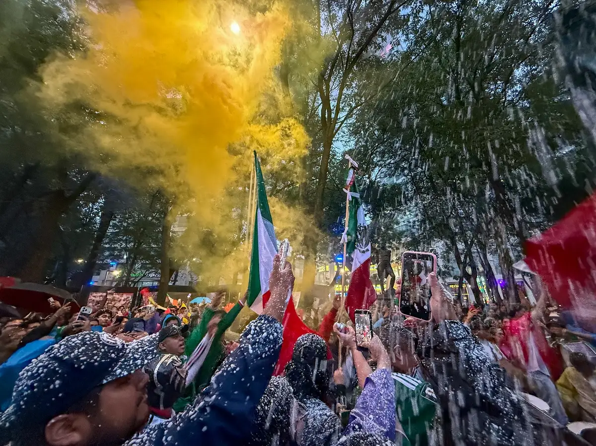 Al menos un millón de personas celebran el triunfo de México en el Paseo de la Reforma 7 Un millón de personas celebran el triunfo de México en CDMX