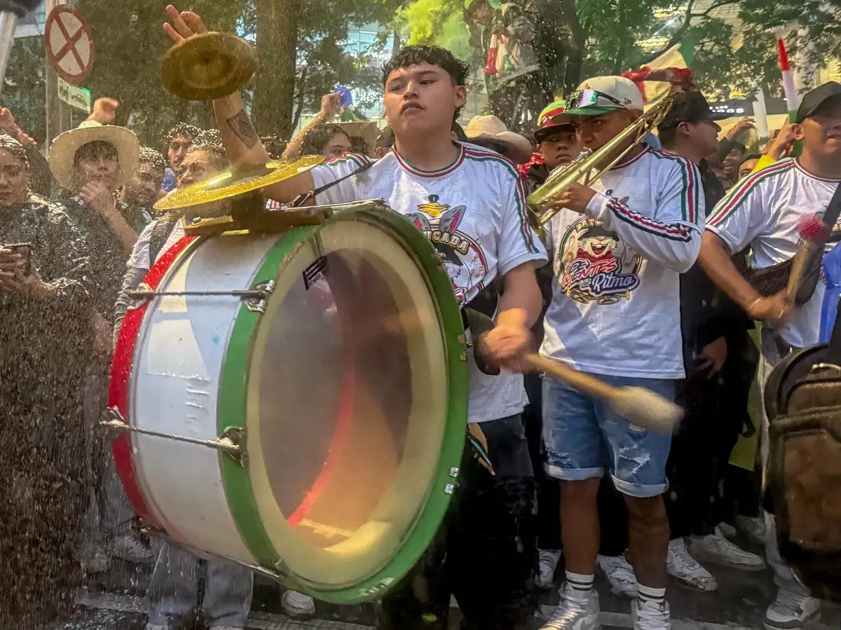 Al menos un millón de personas celebran el triunfo de México en el Paseo de la Reforma 4 Un millón de personas celebran el triunfo de México en CDMX