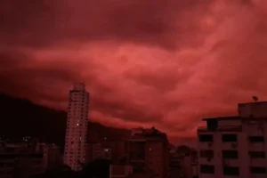 ¿Por qué se tiñó el cielo de rojo en Venezuela?