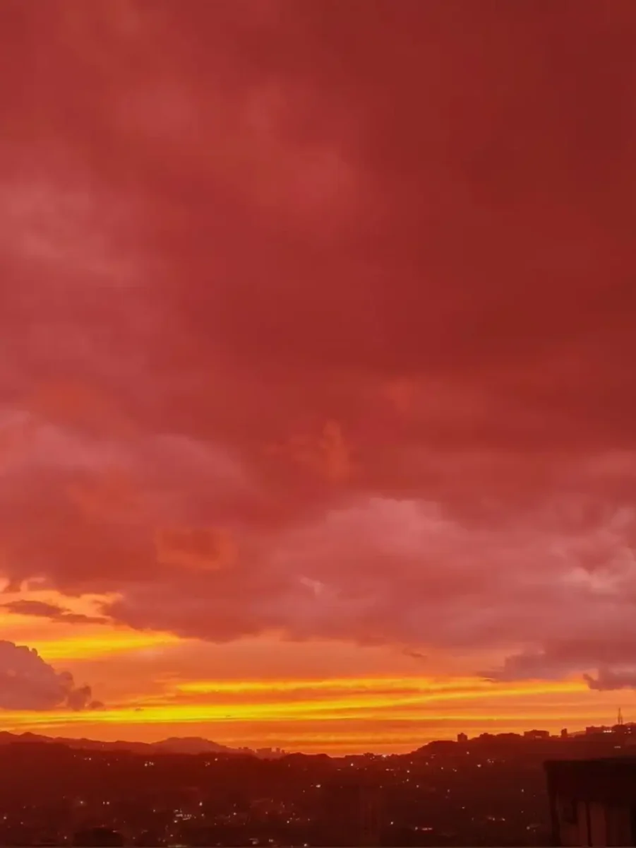 ¿Por qué se tiñó el cielo de rojo en Venezuela?
