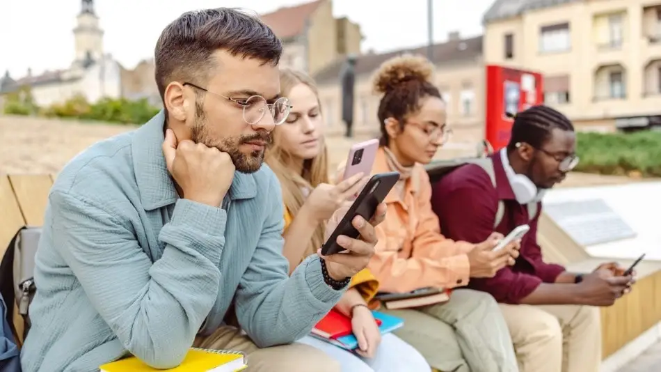 ¿Ya sabes qué significa FOMO? La palabra que define la ansiedad de los jóvenes en redes sociales 2 ¿No sabes qué significa FOMO? La palabra usada por jóvenes