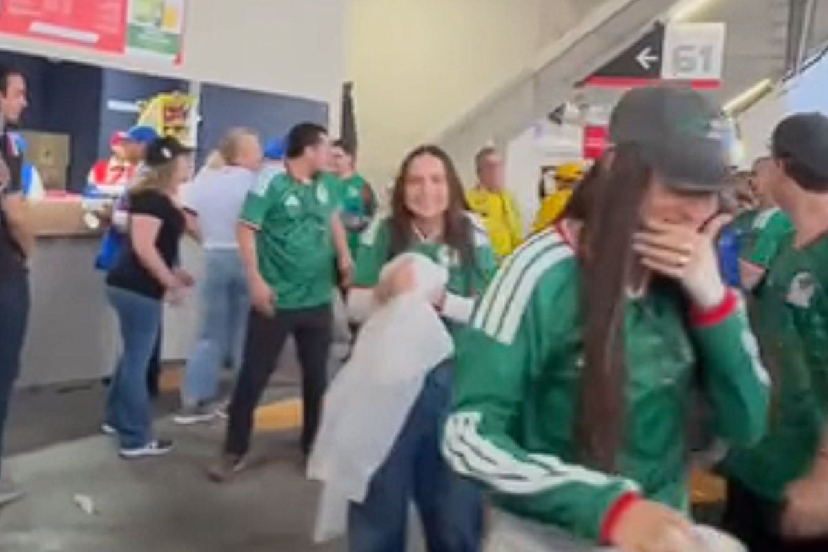 Aficionada mexicana lanza cerveza | Foto: Cortesía
