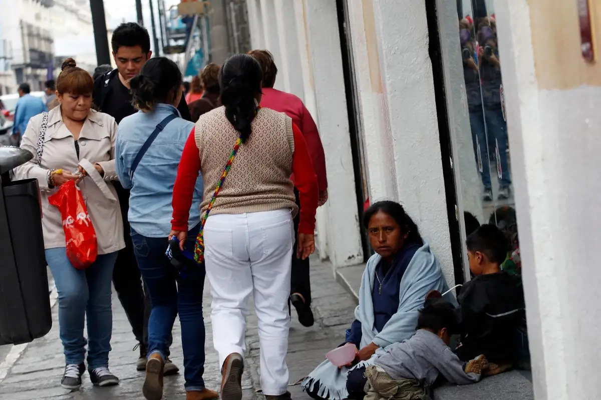 Buscan retirar patria potestad en Puebla por hacer a menores mendigar