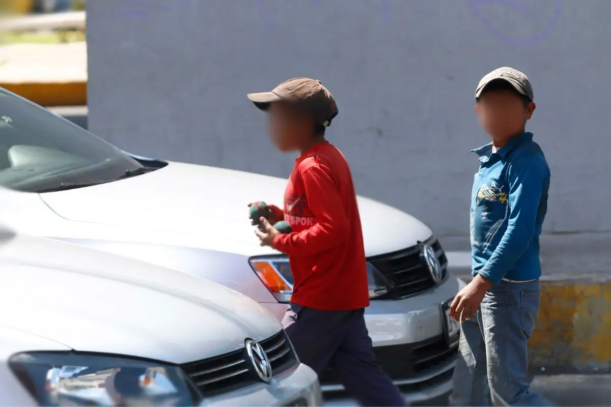 Buscan retirar patria potestad en Puebla por hacer a menores mendigar
