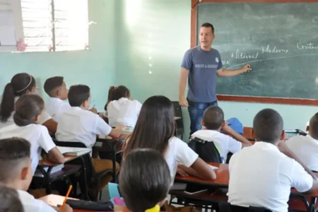 Proponen cárcel por mentir en denuncias contra docentes