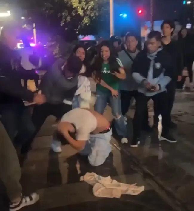 Protagonizan pelea en la Juárez tras el México vs Inglaterra