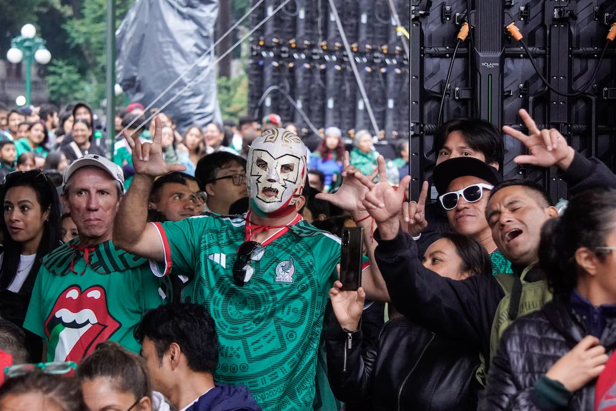 Pese a derrota de México contra Inglaterra, poblanos celebran en el Zócalo