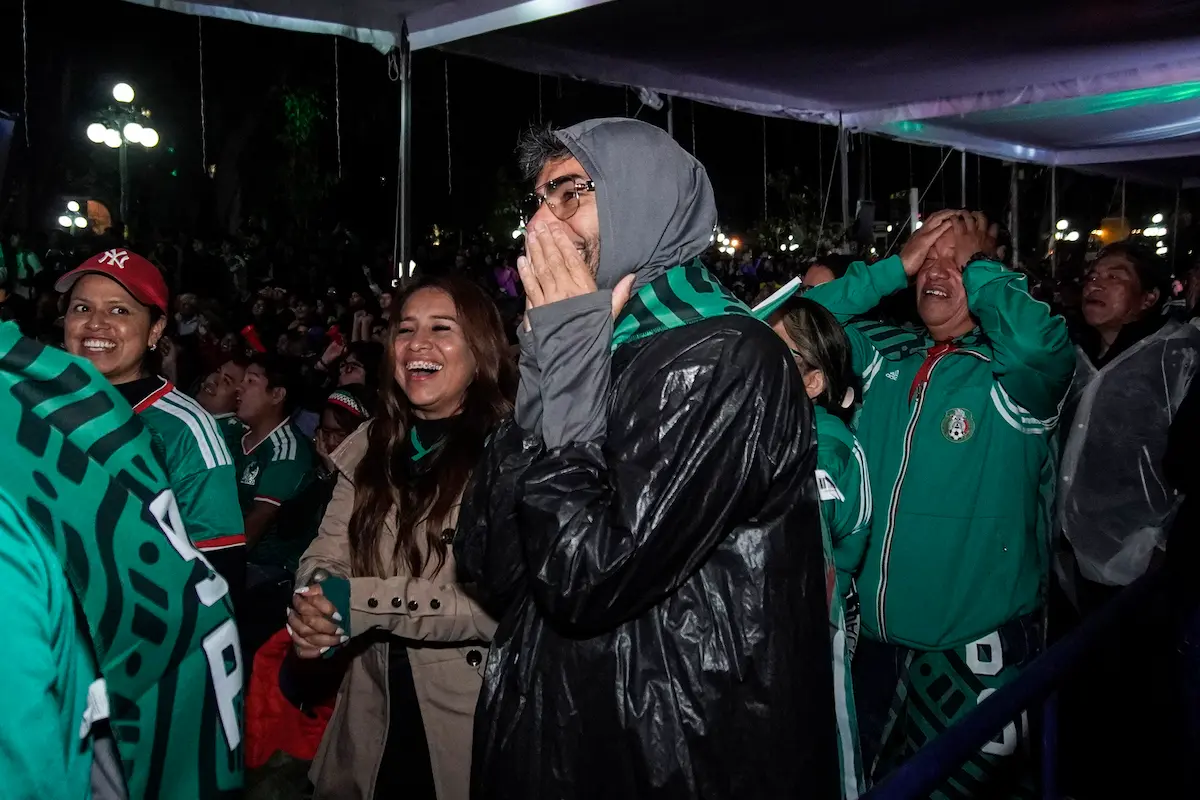 Pese a derrota de México contra Inglaterra, poblanos celebran en el Zócalo