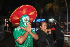 Pese a derrota de México contra Inglaterra, poblanos celebran en el Zócalo