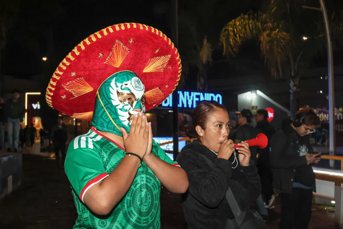 Pese a derrota de México contra Inglaterra, poblanos celebran en el Zócalo