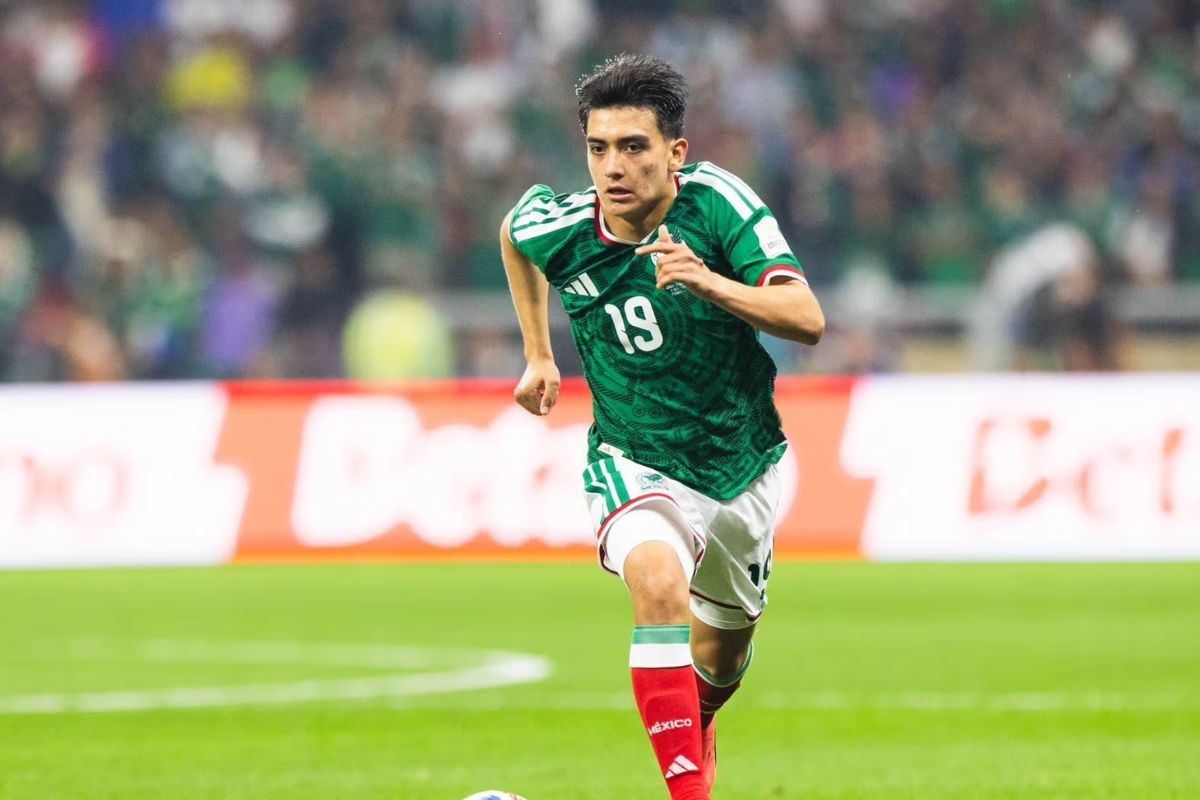 Gilberto Mora se gradúa de la preparatoria tras brillar en el Mundial
