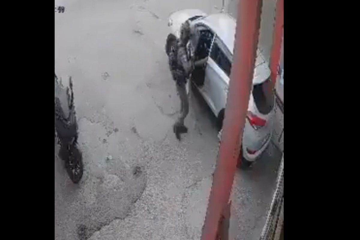 Un agente de la Policía de Fronteras de Israel fue captado arrojando una granada aturdidora dentro de un auto con palestinos en Cisjordania | Foto: Cortesía