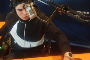 locutor “El Chamaco” Espinoza al salir de su programa en Puebla
