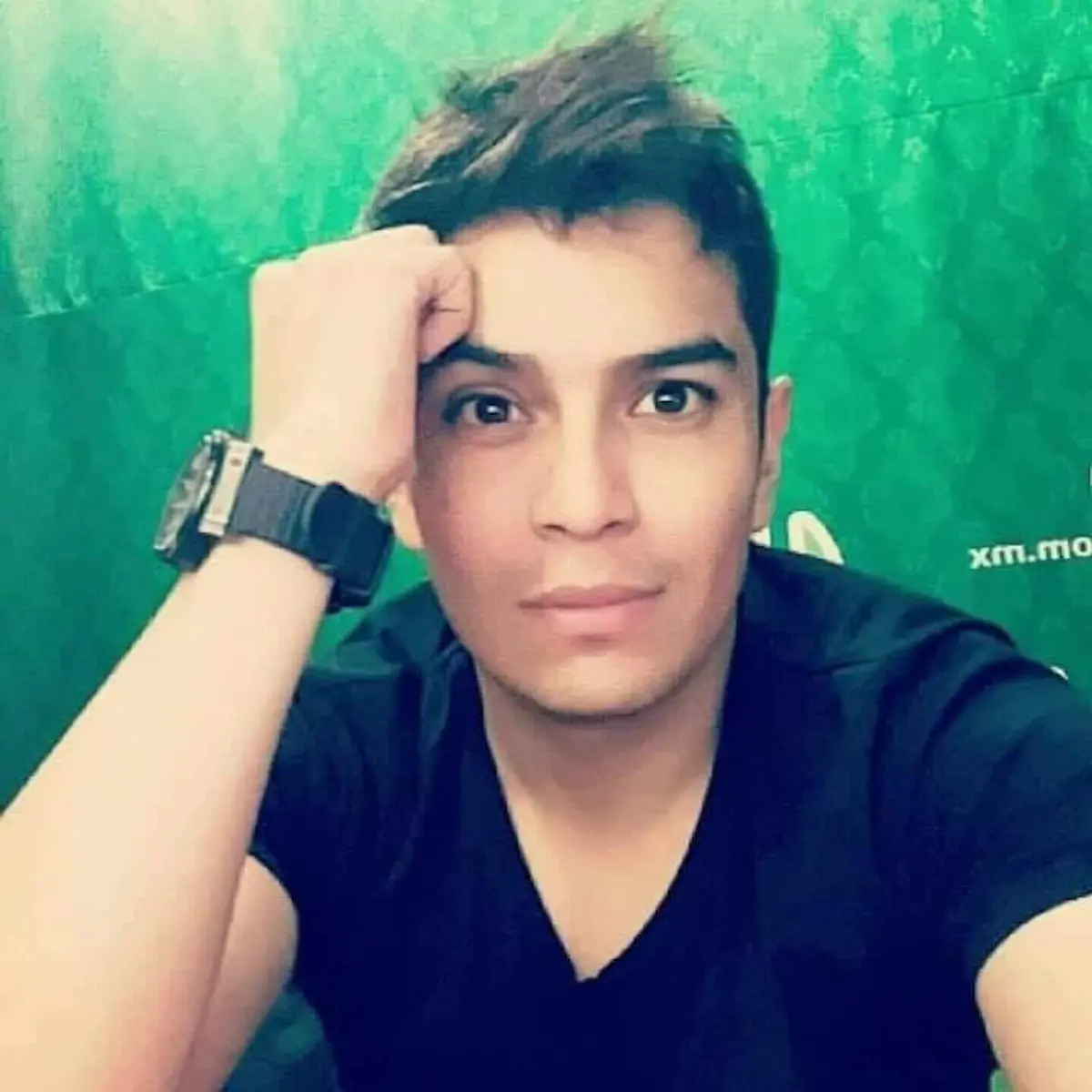 locutor El Chamaco Espinoza al salir de su programa en Puebla