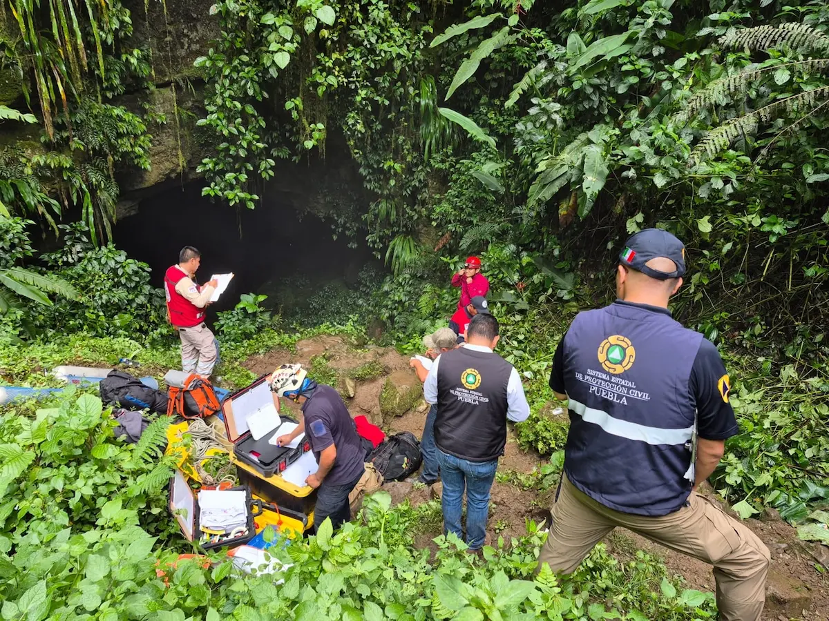 Continúa la búsqueda de tres personas atrapadas en gruta de Cuetzalan: SSP 