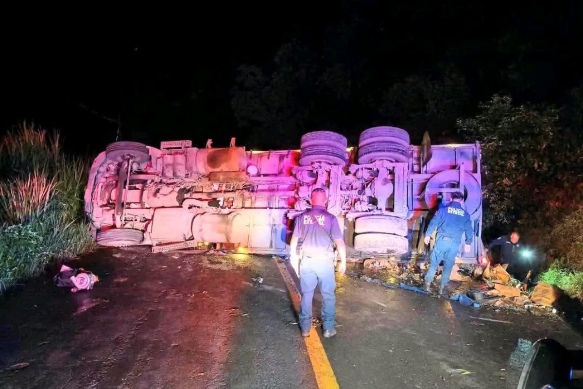 Vuelca tráiler cargado con cerveza y se desata la rapiña en Hidalgo