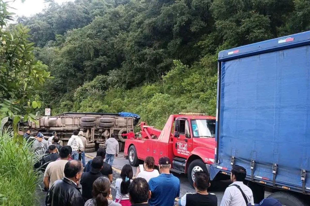 Vuelca tráiler cargado con cerveza y se desata la rapiña en Hidalgo